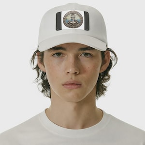 Può includere: Cappellino da baseball bianco con un emblema nautico con un'ancora, una corda e onde oceaniche. L'emblema è posto su una toppa in pelle nera. Il cappellino è in stile classico con visiera curva.