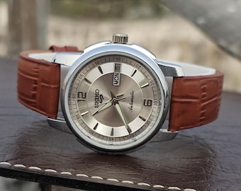 Vintage Seiko 5 Automatic Watch – Refurbished Mechanical Wristwatch for Men – Classic Stainless Steel Timepiece – Retro Style Silver