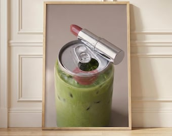 Plakat z szminką Matcha | Surrealistyczna sztuka ścienna | Modny nadruk do kuchni | Estetyczny wystrój kawiarni | Prezent dla miłośniczki Matchy | Dziewczęca sztuka ścienna