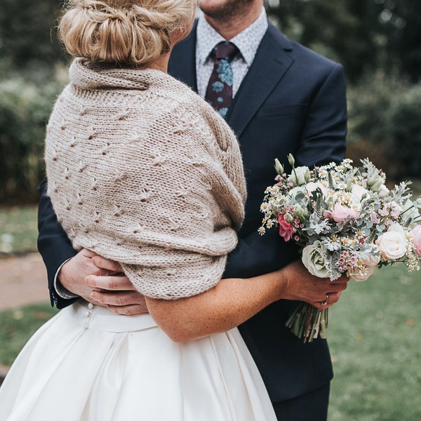 Beige Mohair Brudsjal: Stickad Bröllopsjal