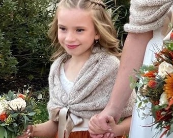 Handgjord sjal för blomsterflicka: Mjuk stickad bröllopsbolero