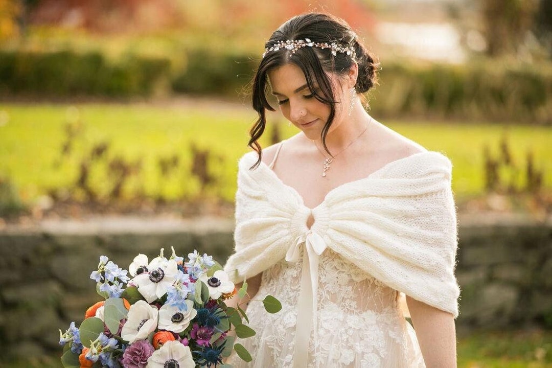 Handgefertigter Elfenbein Hochzeitsschal: Braut Bolero mit Wolle
