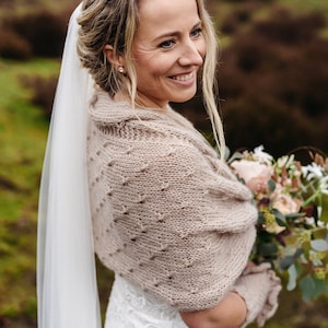 Handgestrickter Brautschal für die Winterhochzeit aus Wollgemisch
