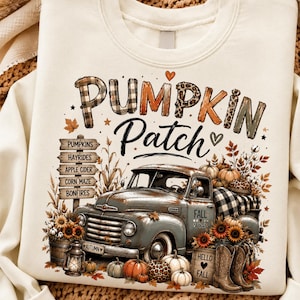 Puede incluir: Una sudadera de color crema con un estampado gráfico de un camión antiguo, calabazas, girasoles y botas vaqueras. El texto dice PUMPKIN Patch, PUMPKINS, HAYRIDES, APPLE CIDER, CORN MAZE, BONFIRES, FALL VIBES, AUTUMN y HELLO FALL.