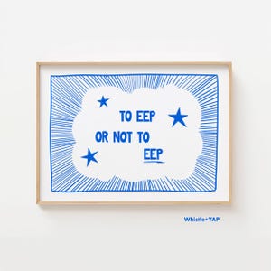 Può includere: Stampa artistica incorniciata con sfondo bianco e testo blu che recita "TO EEP OR NOT TO EEP". Il testo è all'interno di un disegno a forma di nuvola bianca con accenti di stelle blu. La cornice è di colore marrone chiaro.