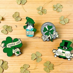 Puede incluir: Un letrero de madera rústica con el texto "Welcome to our home" en letras blancas. El letrero presenta un acabado envejecido y un diseño sencillo y acogedor, ideal para un porche o entrada.