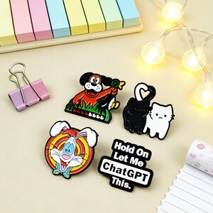 Pin esmaltado de IA, "Espera, déjame charlar", broche de humor tecnológico, regalo para programadores