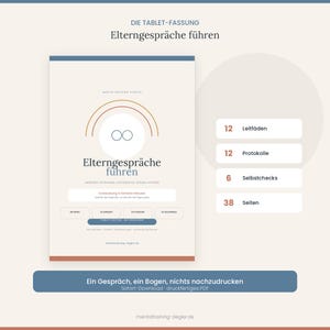 Könnte beinhalten: Ein digitales Dokument mit dem Titel DIE TABLET-FASSUNG Elterngespräche führen auf beigem Hintergrund, mit einem braunen Bogengrafik und blauem Text. Es listet 12 Leitfäden, 12 Protokolle, 6 Selbstchecks und 38 Seiten auf. Der untere blaue Balken zeigt Ein Gespräch, ein Bogen, nichts nachzudrucken.