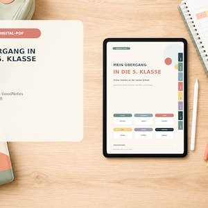 Könnte beinhalten: Ein digitaler PDF-Planer mit dem Titel ÜBERGANG IN DIE 5. KLASSE auf einem Tablet-Bildschirm. Der Planer hat einen hellen Hintergrund mit farbigen Reitern, Textfeldern und einem Raster. Ein weißer Eingabestift, ein Notizbuch und Stifte liegen daneben.