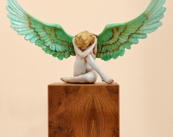 Angelo su urna di legno