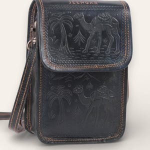 The Nagaur Sling in Dark Olive, adjustable strap detail