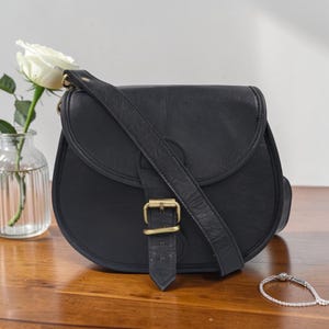 Bolsa tiracolo Marwari - Bolsa tiracolo artesanal - Preta, 20 x 16,5 cm (8 x 6,5 polegadas), bolsa transversal de couro de cabra minimalista feita à mão.