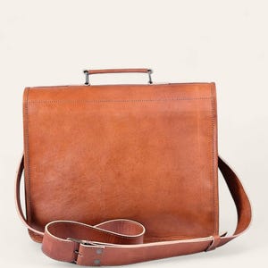 Side profile of The Jodhpur Messenger with its adjustable strap