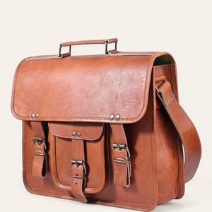 Side profile of The Mewad Messenger with its adjustable strap