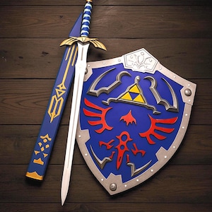 Puede incluir: Una espada de fantasía azul y plateada con una vaina a juego y un escudo azul. El escudo tiene un borde plateado y presenta un emblema rojo y un triángulo amarillo. La espada tiene una hoja plateada y detalles dorados.