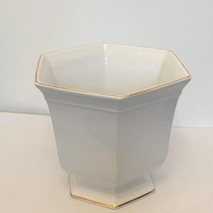 Maceta hexagonal con pedestal, color marfil, de Royal Winton Coloroll, con borde dorado, fabricada en Inglaterra.