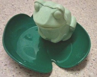 Jabonera vintage Avon Charming Prince de los años 70, diseño de rana y nenúfar verde, decoración para baño (en caja).