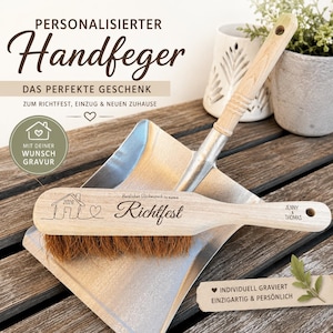 Könnte beinhalten: Ein Handfeger aus Holz mit einer Metallschaufel. Der Holzgriff ist mit einem Haus-Symbol, der Jahreszahl 2026, einem Herz, dem Text "Herzlichen Glückwunsch zu eurem Richtfest" sowie den eingravierten Namen "Jenny & Thomas" versehen.