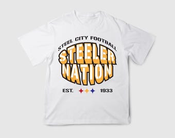 Könnte beinhalten: Weißes T-Shirt mit dem Text "STEEL CITY FOOTBALL STEELER NATION" in Gelb und Schwarz, darunter das Jahr "1933". Das Shirt hat einen Rundhalsausschnitt und kurze Ärmel.