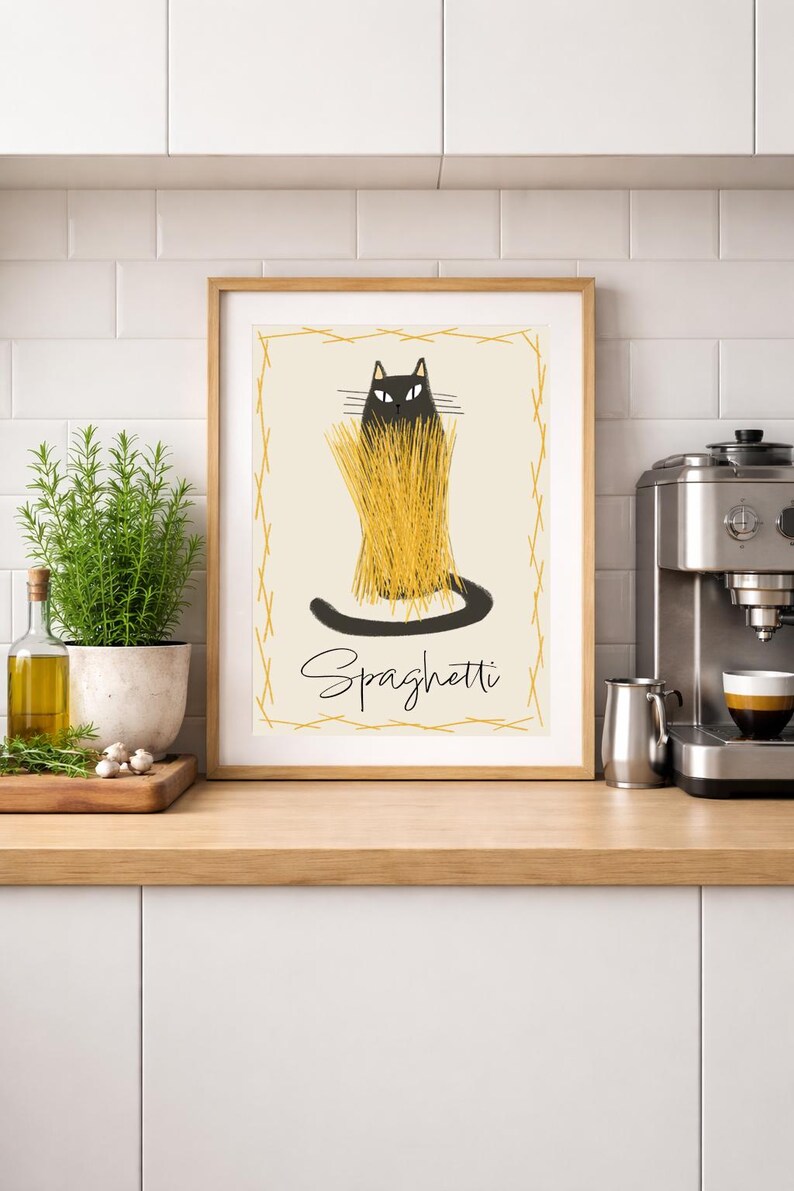 Puede incluir: Una impresi&oacute;n art&iacute;stica enmarcada que presenta un gato negro con espaguetis como pelaje. El gato est&aacute; sobre un fondo crema con un borde dorado. La palabra "Spaghetti" est&aacute; escrita debajo del gato en una fuente de escritura. La obra de arte se exhibe sobre una encimera de madera.