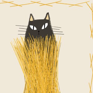 Puede incluir: Ilustraci&oacute;n de un gato negro mirando a trav&eacute;s de hierba alta amarilla. El gato tiene ojos blancos y detalles amarillos en las orejas. Un borde decorativo de l&iacute;neas amarillas rodea la imagen, sobre un fondo crema.