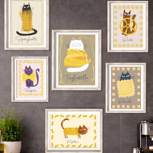 Puede incluir: Seis impresiones art&iacute;sticas enmarcadas con ilustraciones de gatos con tem&aacute;tica de pasta. Cada impresi&oacute;n presenta una forma de pasta diferente, como espaguetis, farfalle y rigatoni, con un personaje de gato. Las impresiones tienen una paleta de colores neutros.