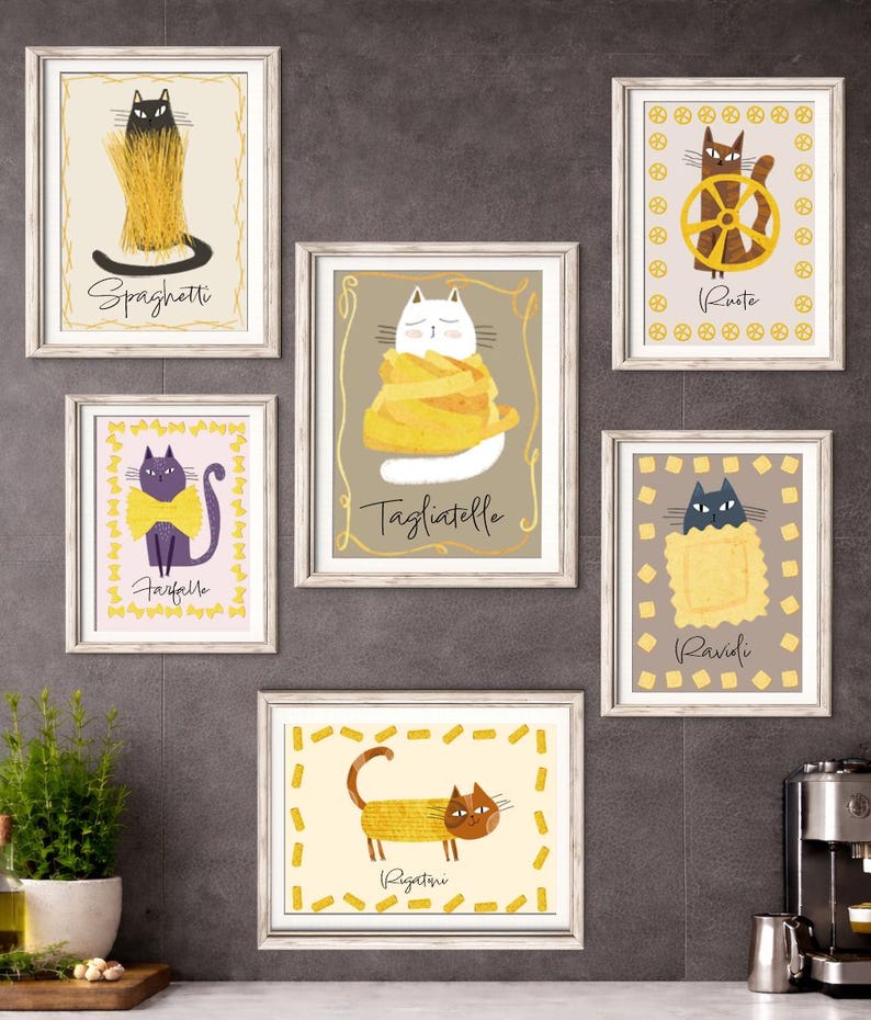 Puede incluir: Seis impresiones art&iacute;sticas enmarcadas con ilustraciones de gatos con tem&aacute;tica de pasta. Cada impresi&oacute;n presenta una forma de pasta diferente, como espaguetis, farfalle y rigatoni, con un personaje de gato. Las impresiones tienen una paleta de colores neutros.