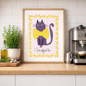 Puede incluir: Impresi&oacute;n enmarcada de un gato morado con pajarita amarilla y la palabra "Farfalle" debajo. El gato est&aacute; rodeado de formas de lazo amarillo sobre fondo rosa claro. Marco de madera.