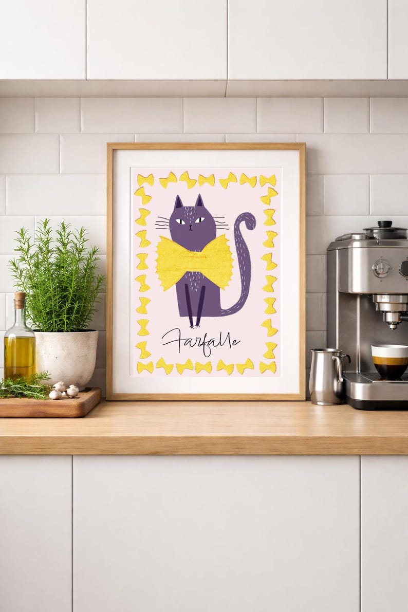 Puede incluir: Impresi&oacute;n enmarcada de un gato morado con pajarita amarilla y la palabra "Farfalle" debajo. El gato est&aacute; rodeado de formas de lazo amarillo sobre fondo rosa claro. Marco de madera.
