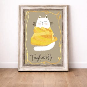 Puede incluir: L&aacute;mina art&iacute;stica enmarcada que presenta un gato blanco envuelto en un mont&oacute;n de pasta tagliatelle amarilla. La obra tiene un fondo beige con detalles dorados y la palabra "Tagliatelle" en cursiva.