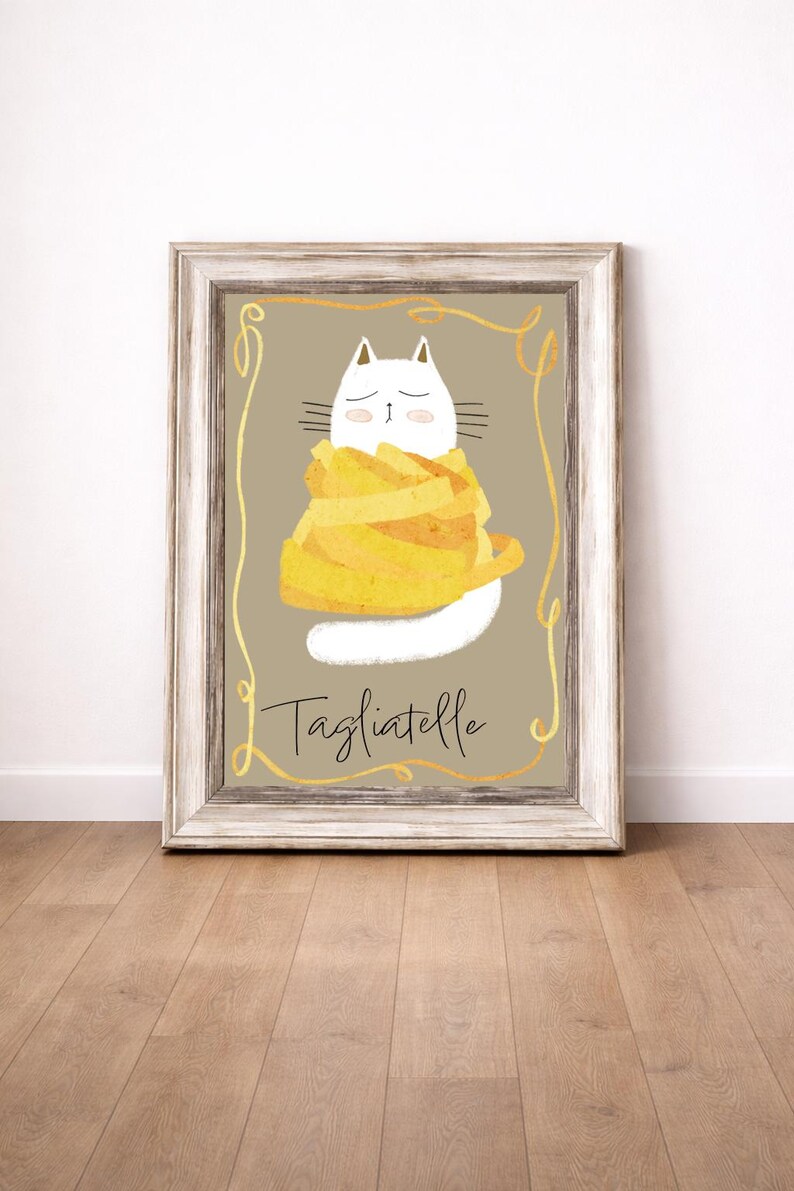 Puede incluir: L&aacute;mina art&iacute;stica enmarcada que presenta un gato blanco envuelto en un mont&oacute;n de pasta tagliatelle amarilla. La obra tiene un fondo beige con detalles dorados y la palabra "Tagliatelle" en cursiva.