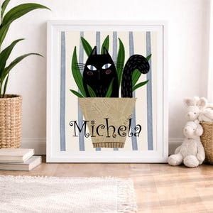 Può includere: Una stampa artistica incorniciata con un gatto nero con occhi blu in un vaso di foglie verdi. Il vaso è decorato con carta di giornale e il nome "Michela" è scritto sotto. Lo sfondo presenta strisce verticali blu e bianche.