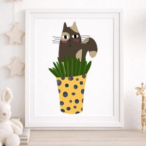 Può includere: Illustrazione incorniciata di un gatto marrone e marrone chiaro seduto in un vaso giallo con pois blu ed erba verde. Il gatto ha un'espressione dolce. L'opera d'arte è esposta su sfondo bianco.