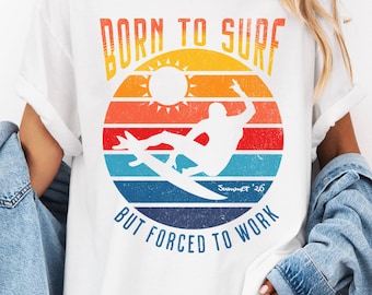 Shirt Born To Surf But Forced To Work, retro strandvakantie T-shirt, vintage grafisch shirt Coastal Surf, grappig surfer zomer T-shirt cadeau