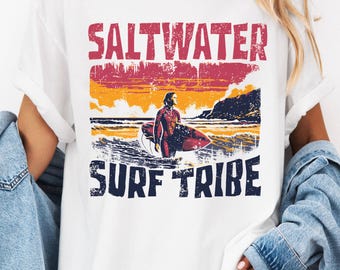 Saltwater Surf Tribe Shirt, Retro Beach Vacation T-shirt, Vintage Coastal Surf Graphic Shirt, Ocean Lover Summer Beach Graphic T-shirt cadeau