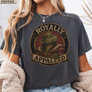 Maglietta con drago "Royally Appalled", t-shirt grafica fantasy vintage, maglietta medievale da biblioteca, regalo in stile RPG retrò per lettori fantasy
