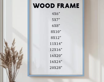 Op de afbeelding: Een houten lijst met een lichtblauwe rand. De tekst "WOOD FRAME" staat bovenaan, gevolgd door maatopties in centimeters: 10x15 cm, 13x18 cm, 15x20 cm, 20x25 cm, 20x30 cm, 28x35 cm, 30x40 cm, 40x50 cm, 40x60 cm en 50x70 cm.