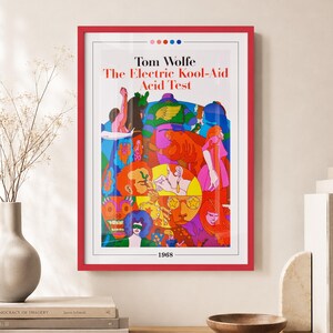 以下が含まれることがあります： 1968年と記されたトム・ウルフ著『The Electric Kool-Aid Acid Test』の額入りポスター。鮮やかな多色のイラストで、サイケデリックなスタイルの様々な人物や顔が描かれており、赤い長方形のフレームに収められています。