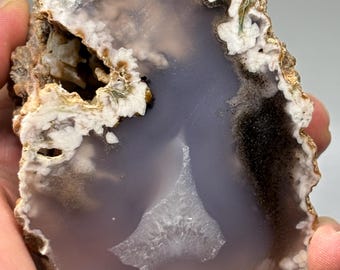 410g großer polierter Ankara Achat - atemberaubendes rauchiges Lavender Specimen mit zentralem Kristallwuchs - Türkei
