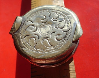 Moroccan hand engraved tarnished round pill snuff box pot W40 mm