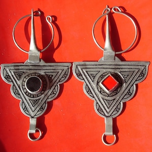 Moroccan Tuareg style hand engraved FIBULA pendant brooch with glass jewel - VARIOUS   L14 cm