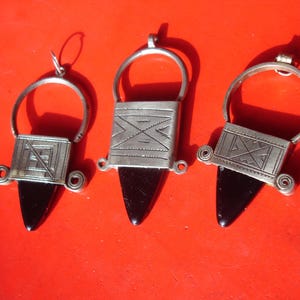 Pingente triangular de ágata preta tuaregue do Níger gravado à mão - VARIADOS