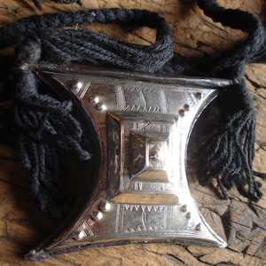 Amuleto tuareg de Níger grabado a mano, colgante gri gri con lazos - VARIOS