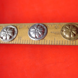 100 x embossed Turkoman style coin discs with two holes - VARIOUS  W20 mm