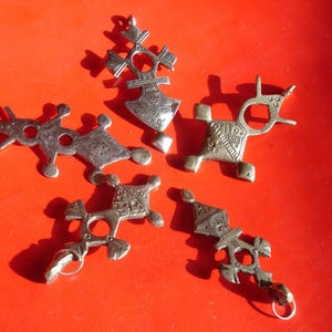 Handgravierter Anhänger im Tuareg-Stil aus Niger und Marokko – verschiedene Größen, ca. 50 mm lang