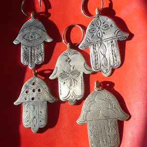 Colgante marroquí con forma de mano de Fátima grabado a mano - aprox. 67 mm de largo