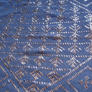 Piezas coptas de tul assuit egipcias antiguas, de color azul y plata, en varios tamaños.