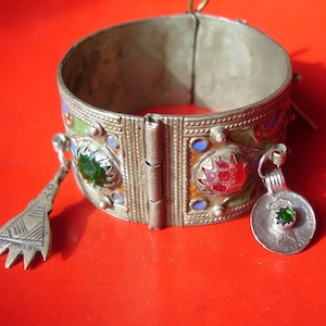 Moroccan Tuareg style GREEN tarnished hand made enamel bracelet cuff with jewels, coins and hamsa hands D30 mm
