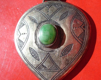 Niger Tuareg hand engraved GREEN agate shaped pendant L11 cm
