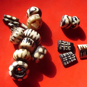 Afrikanische Mali-Knochen- und Holzperlen, bemalt – verschiedene Größen, 15 x 20 mm